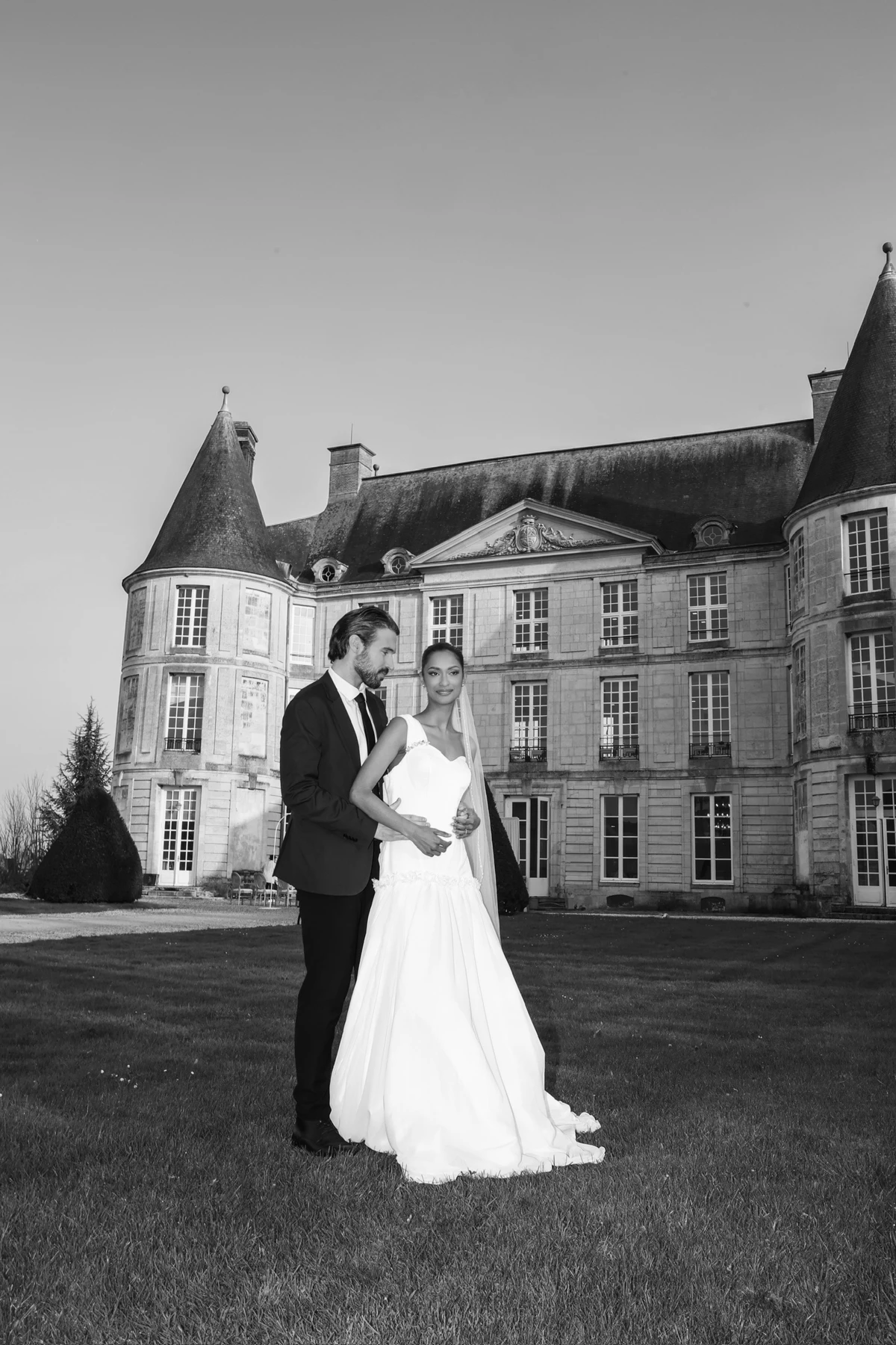 Les mariés dans le cadre du château d’Hénonville