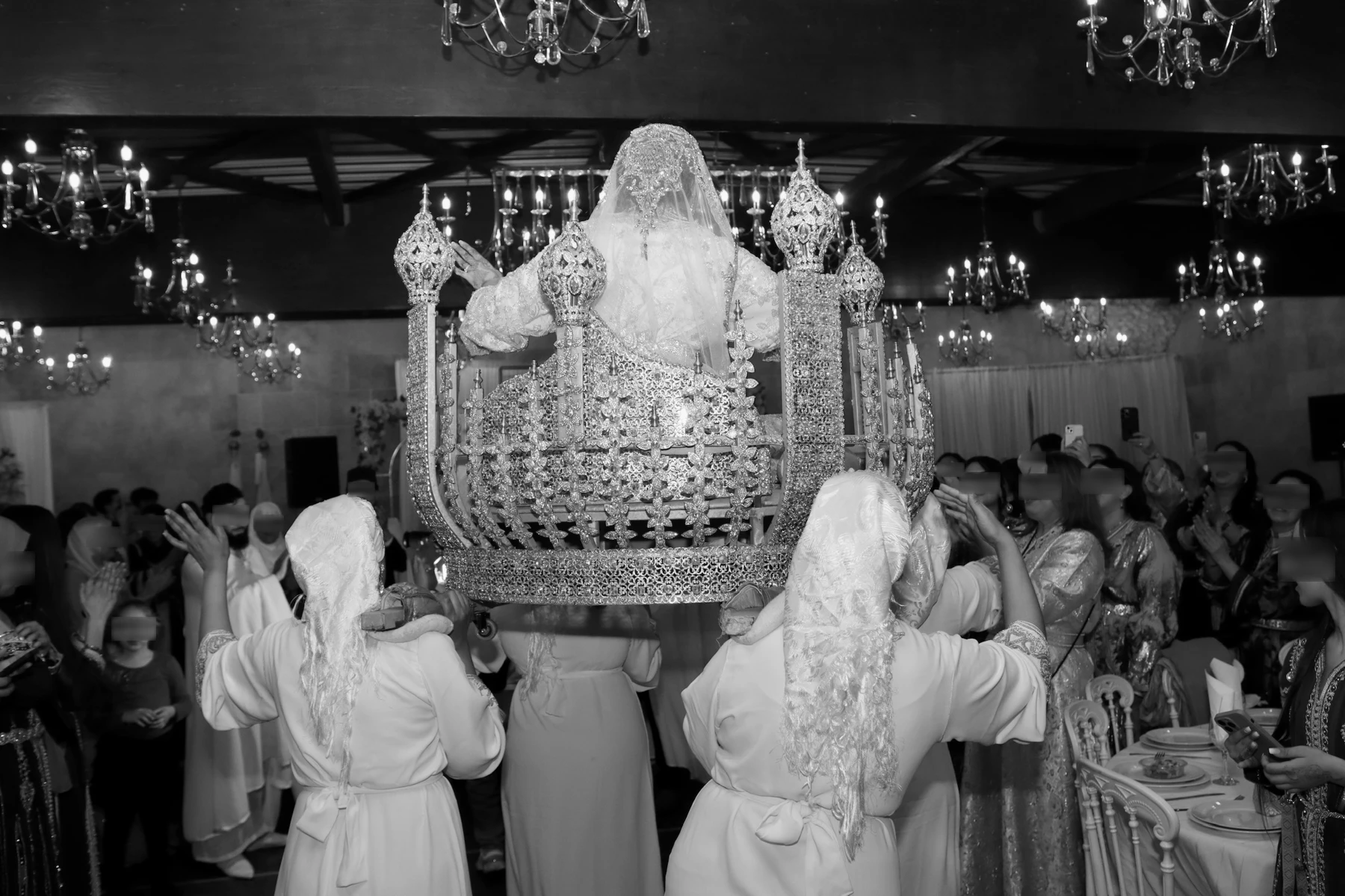 Entrée de la mariée en amaria, en noir et blanc